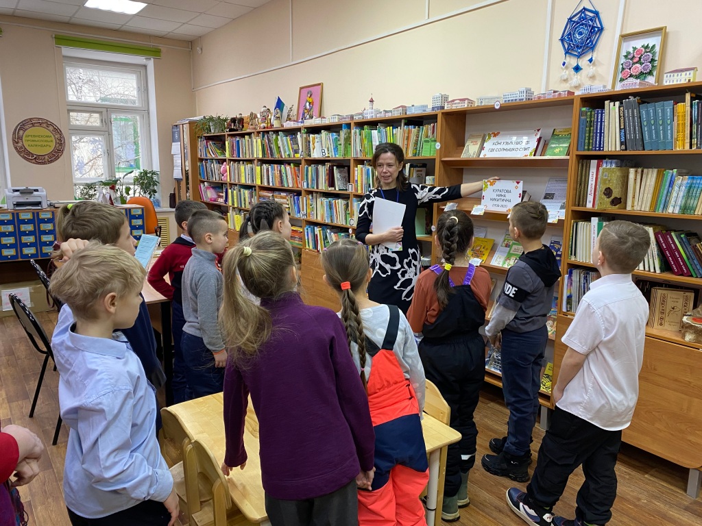 Ekskursiya_po_biblioteke_zal_Zil-zel.jpg Ekskursiya_po_biblioteke_zal_Zil-zel.jpg