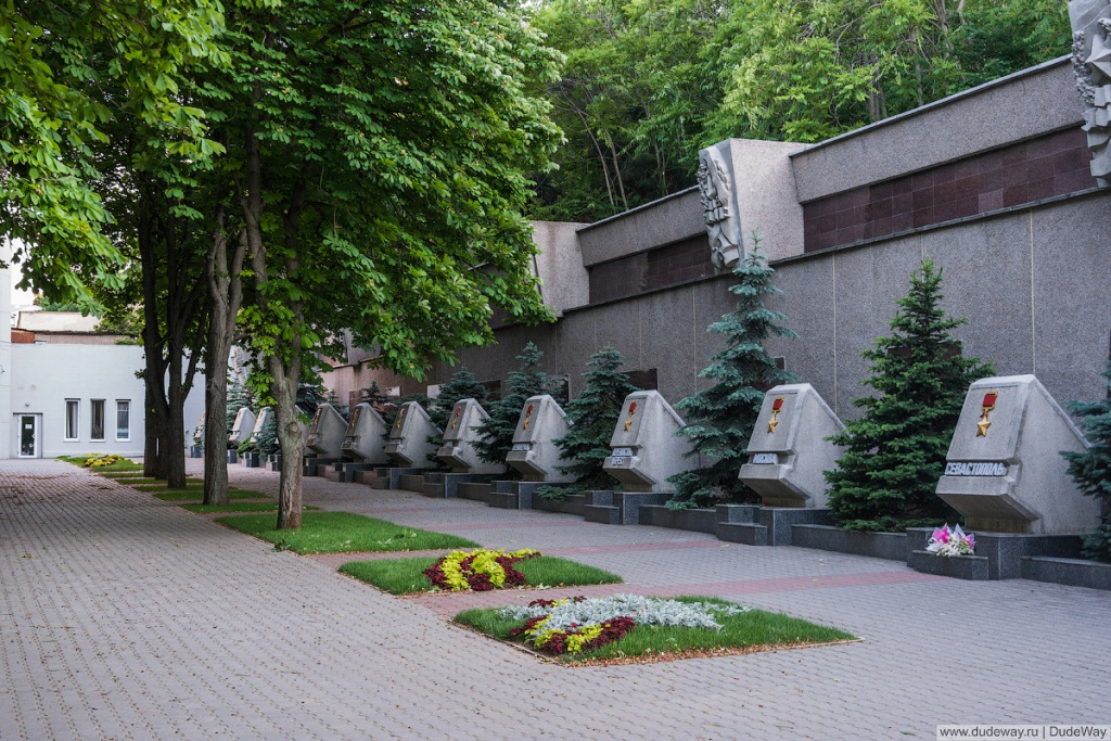 Memorialnaya-stena-v-chest-geroicheskoi-oborony-Sevastopolya-1941-1942-gg-4.jpg